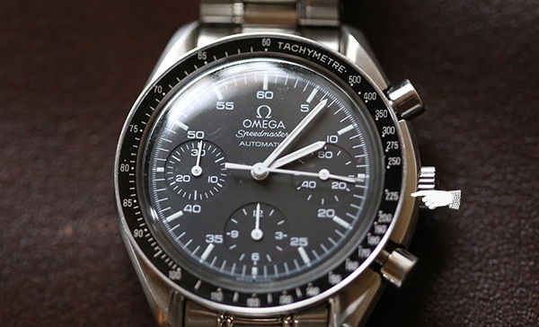  Closing of chronograph and tachymeter on wristwatch.