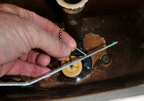 Disconnecting flushing handle from stopper toilet.